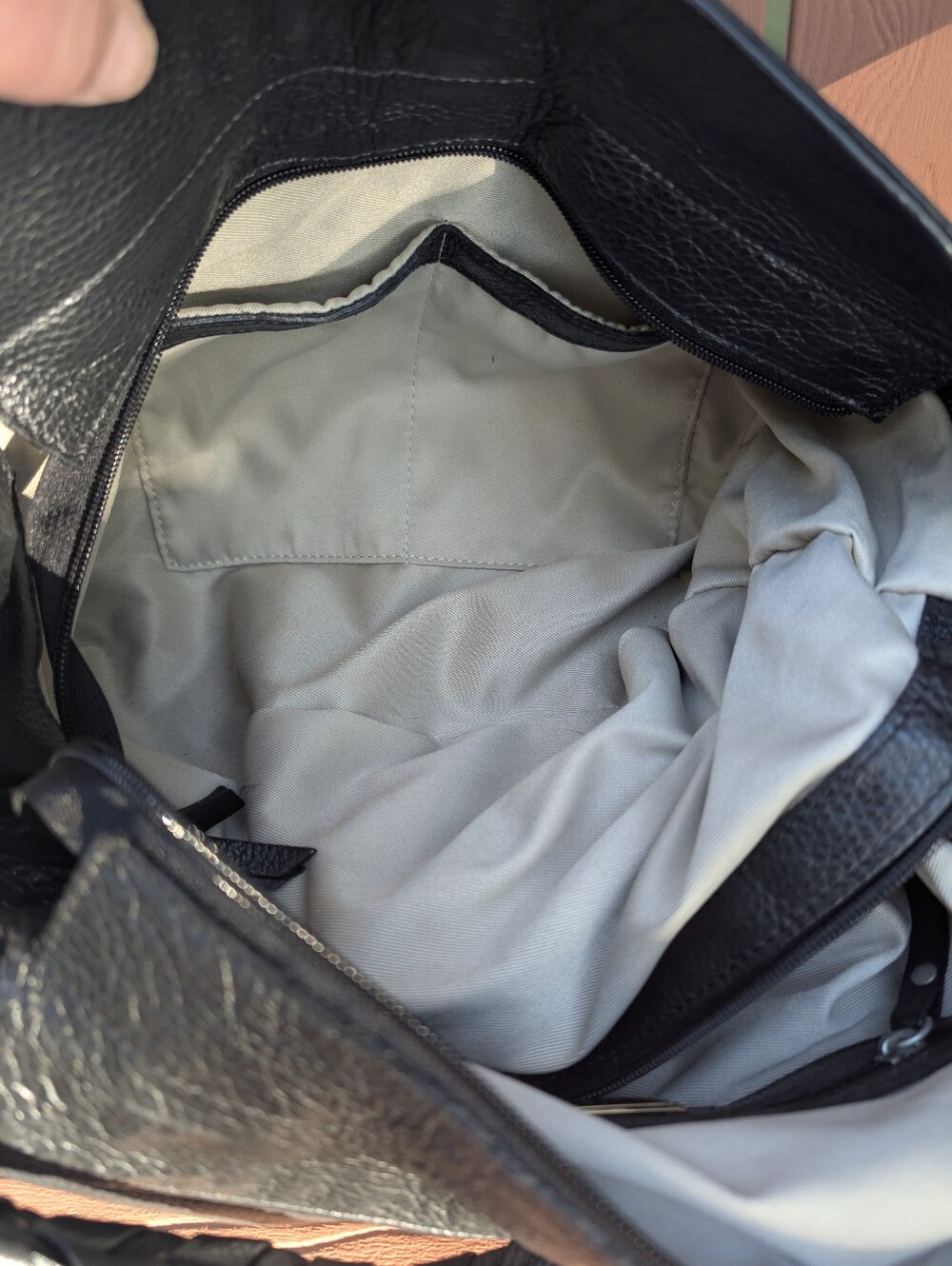 Leather  Large Tote Bag Purse. - Picture 8 of 10